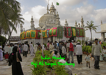 India, Mumbai, pélerins & visiteurs déambulant parmi le sanctuaire de Haji Ali Dargah